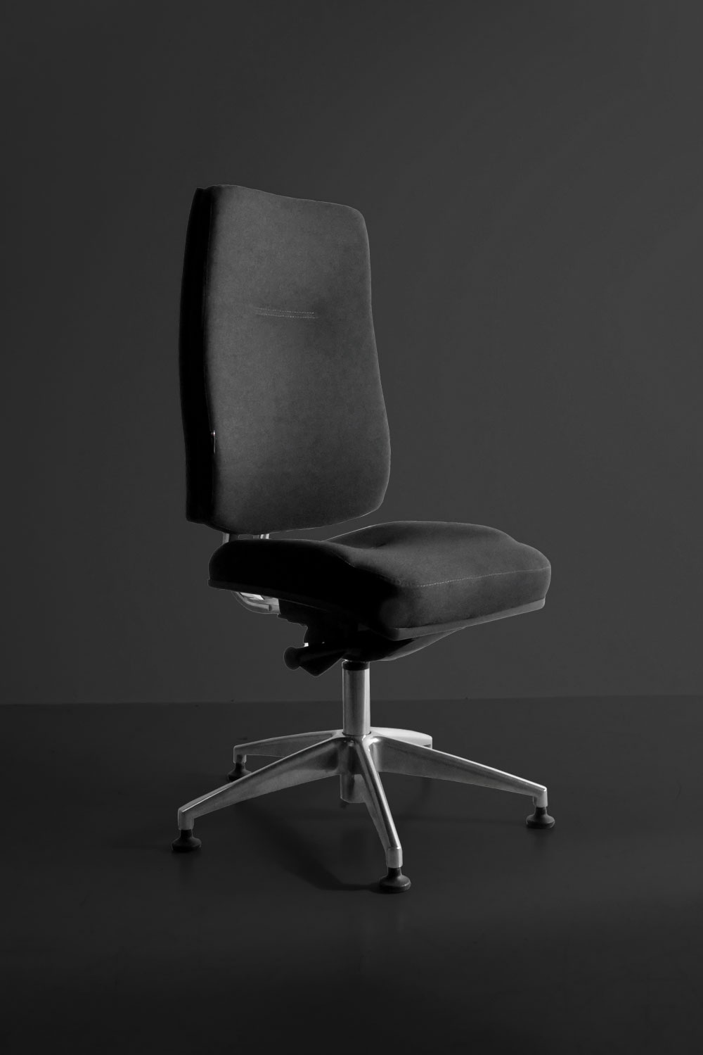 Fauteuil de bureau classe retour automatique en ton sur ton noir