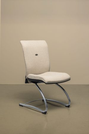 voici une chaise de bureau minimaliste en laine beige avec un piètement en acier luge