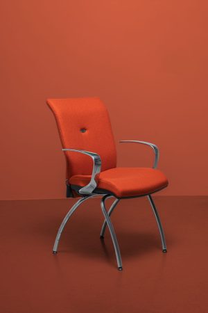 voici une chaise de bureau minimaliste en laine europost orange avec un piètement en acier et des accoudoirs en aluminium