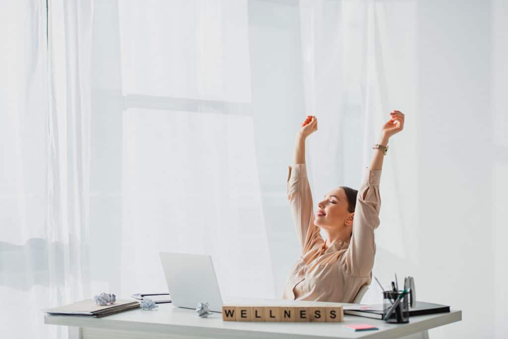 Bien-être au travail femme heureuse chaise de bureau Navailles