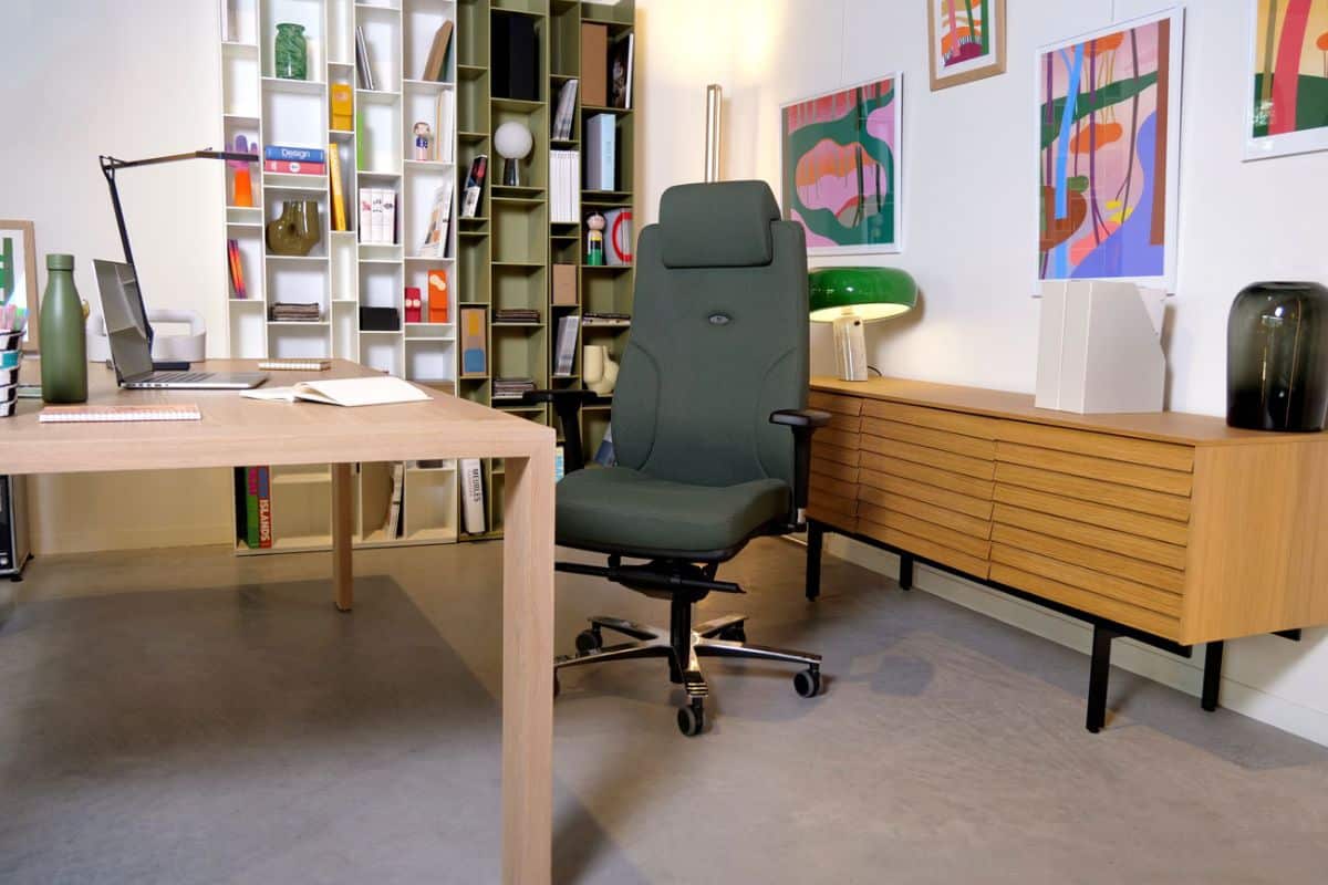 Fauteuil de bureau ergonomique lead ernest de trois quart tissu vert scene Navailles