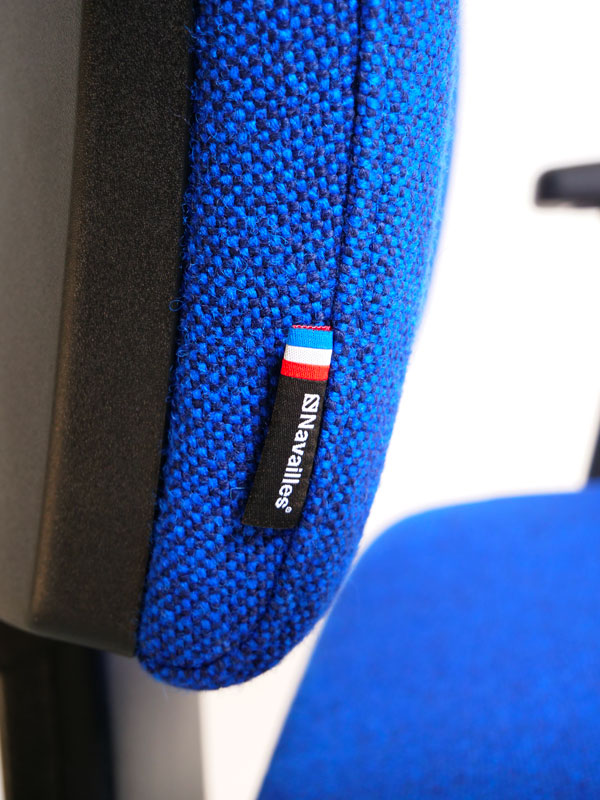 Vu de l'étiquette fabrication française et du dossier du fauteuil de bureau ergonomique en laine hallingdal bleu Good Gauthier Navailles