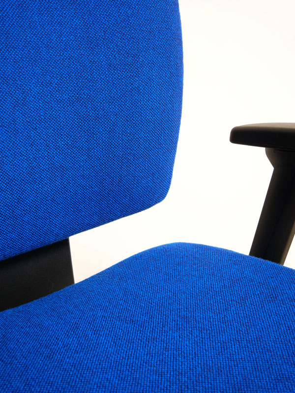 Vu de l'assise et du dossier du fauteuil de bureau ergonomique en laine hallingdal bleu Good Gauthier Navailles