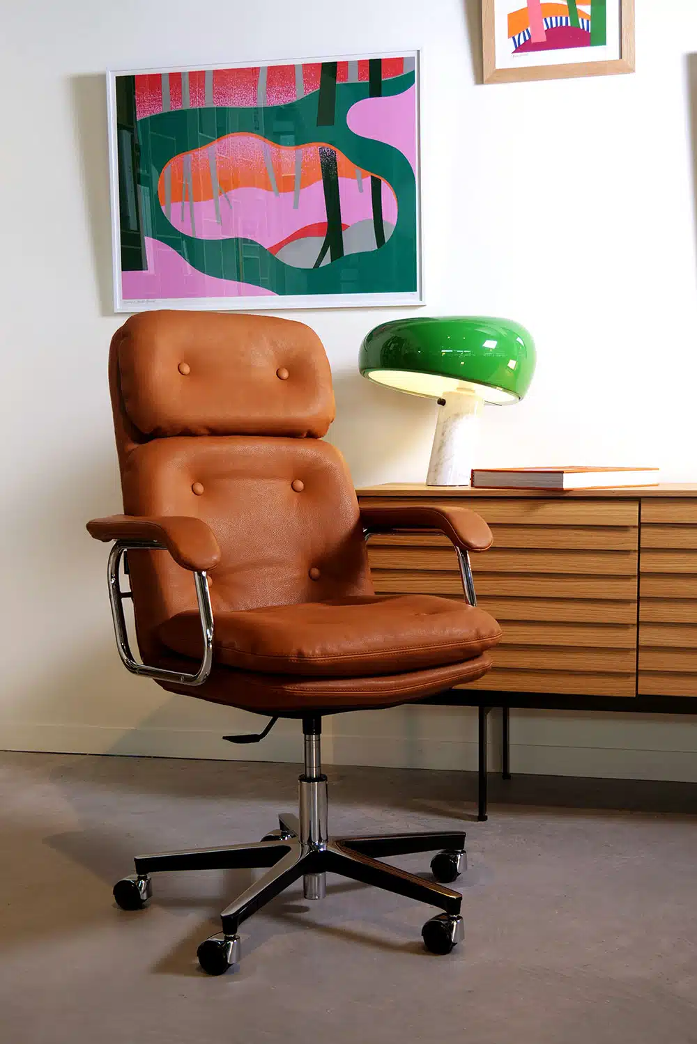 Grand fauteuil de bureau vintage fabriqué en France en cuir carriat gold dans un environnement design