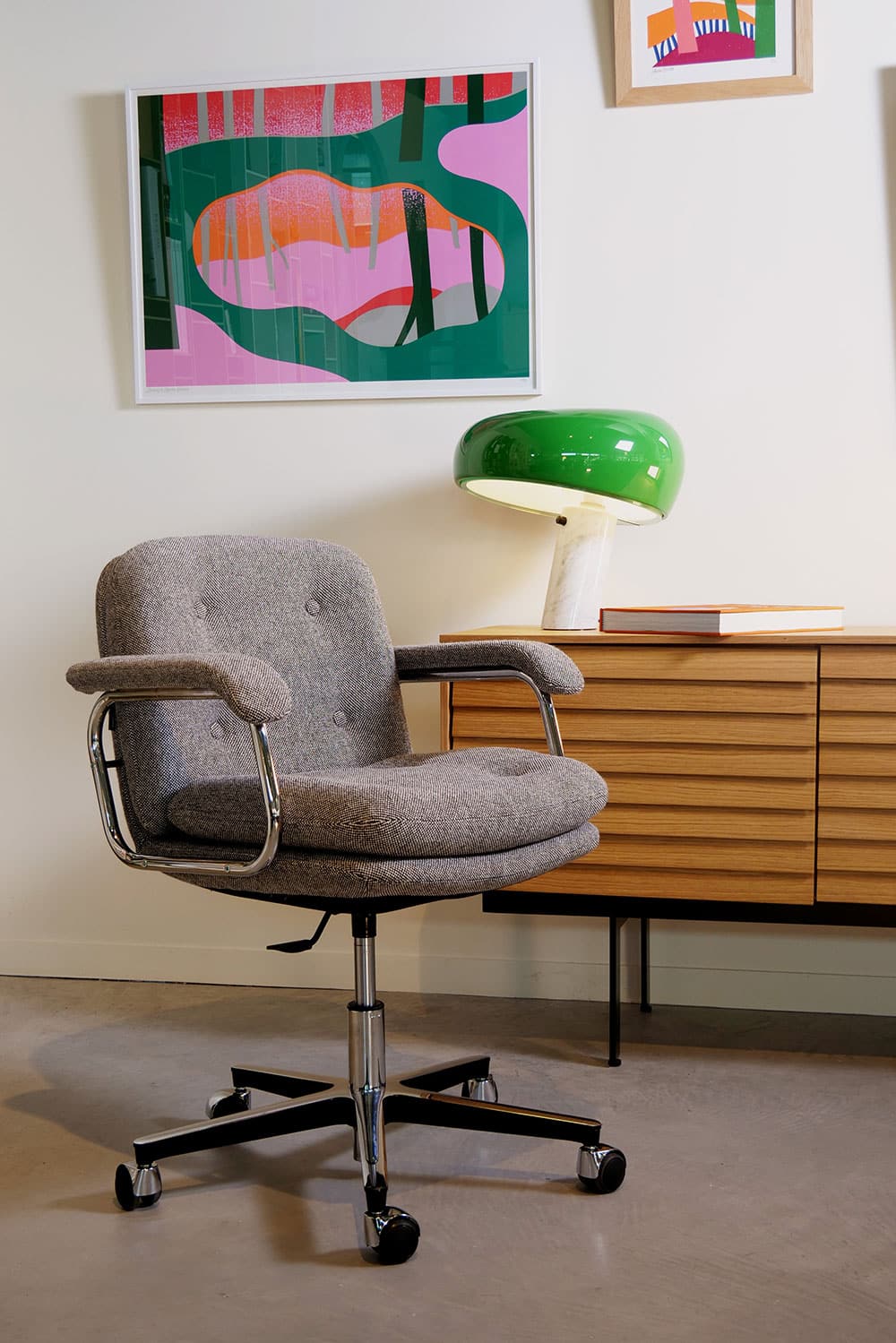 Petit fauteuil de bureau vintage fabriqué en France en laine hallingdal noir dans un environnement design