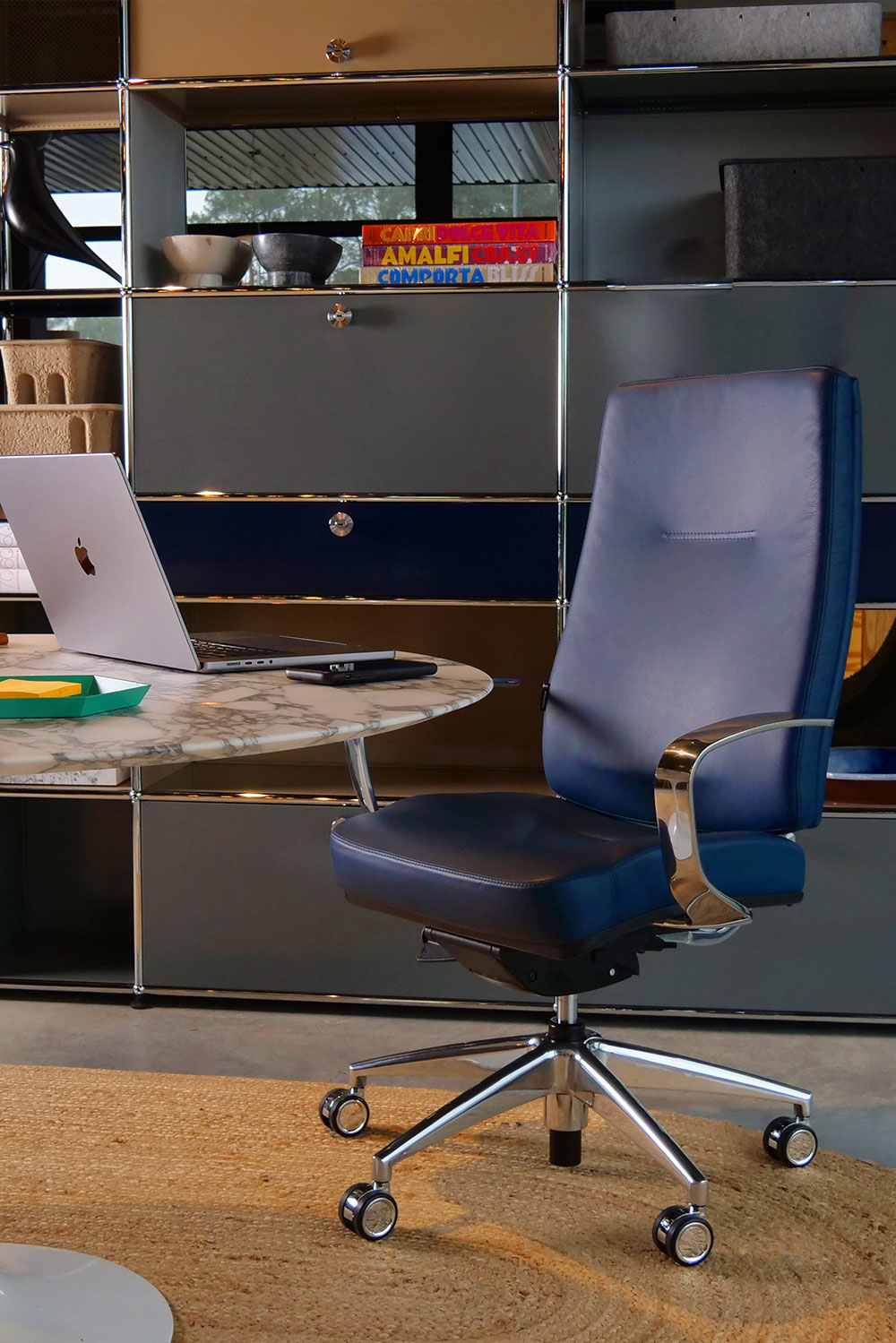 Fauteuil de direction ergonomique king edgard + en cuir, made in France de chez Navailles. Adapté à tous types de bureau, fauteuil de grande qualité avec accoudoirs fixes