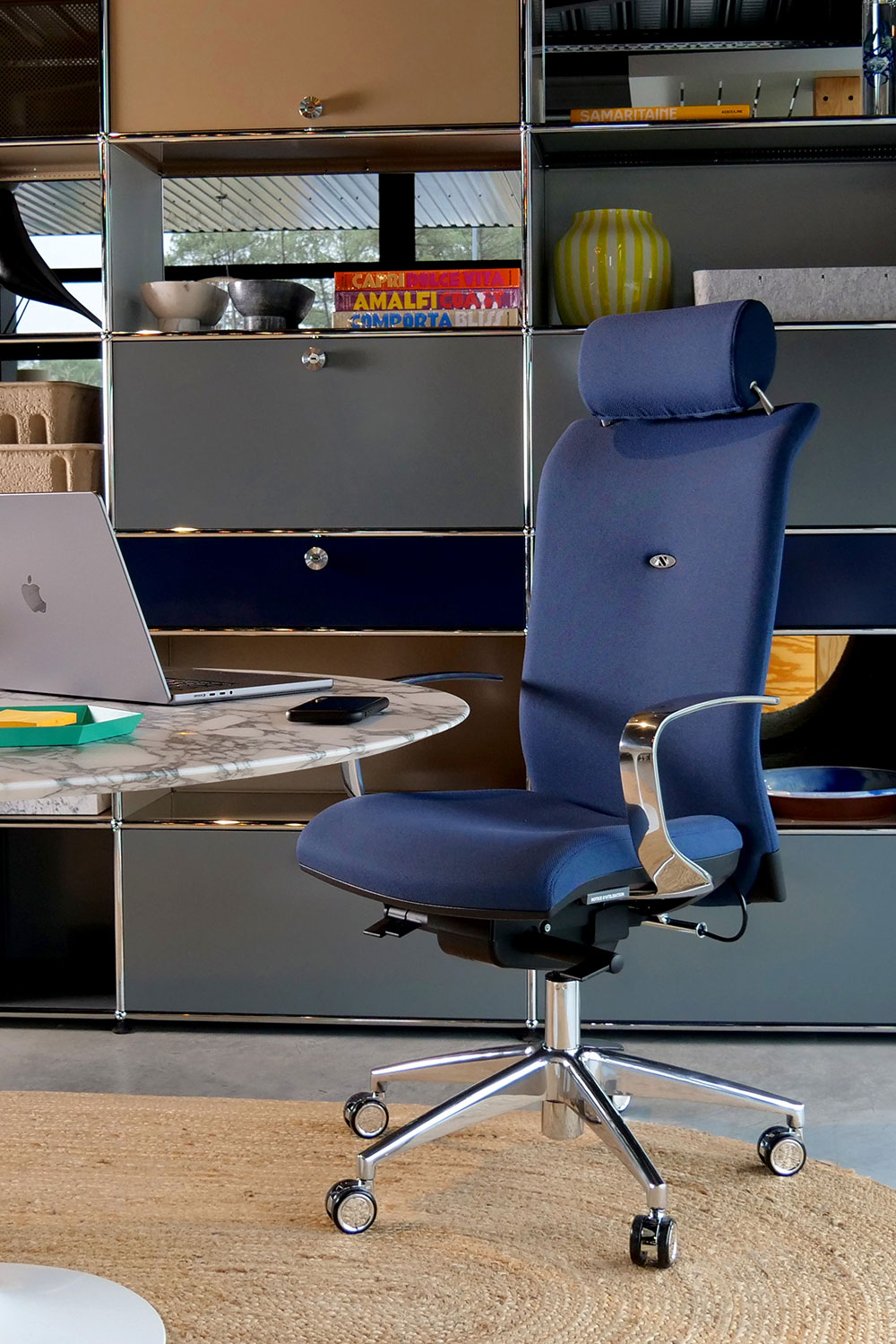 Fauteuil de direction ergonomique Strong Auguste + en tissu, made in France de chez Navailles. Adapté à tous types de bureau, fauteuil de grande qualité avec accoudoirs fixes