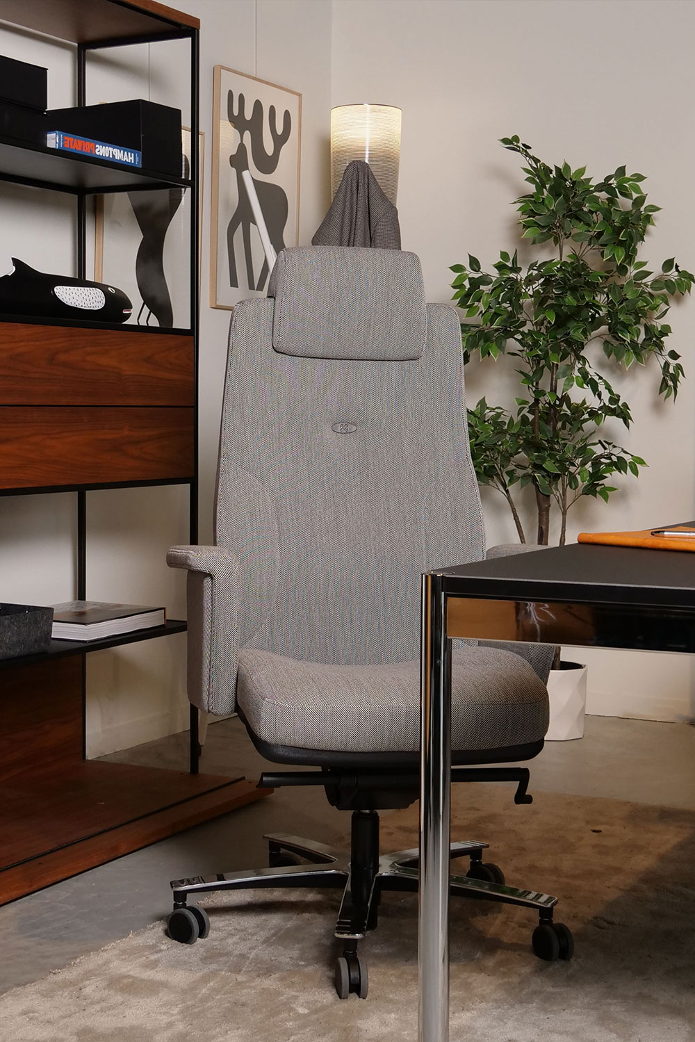 Fauteuil de direction ergonomique Lead Ernest + en tissu, made in France de chez Navailles. Adapté à tous types de bureau, fauteuil de grande qualité avec accoudoirs fixes