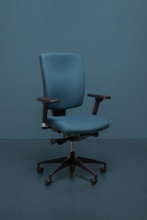 Photo d'une chaise de bureau ergonomique réglable en tissu rondo bleu