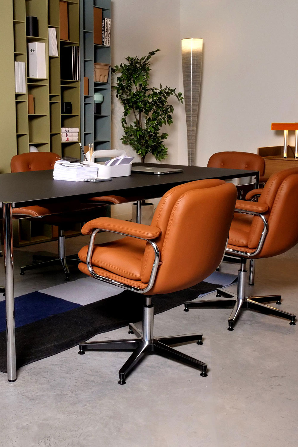 Fauteuil de réunion parfait pour des rassemblements aux sommets, disponible en cuir et en tissu, le fauteuil de réunion héritage 80 made in France de chez navailles