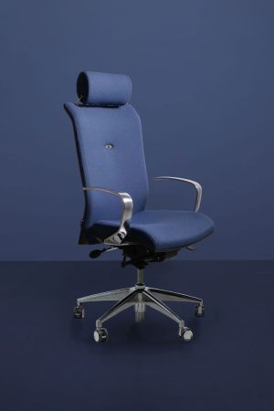 Photo d'un fauteuil de bureau de direction très classe de couleur bleu marine