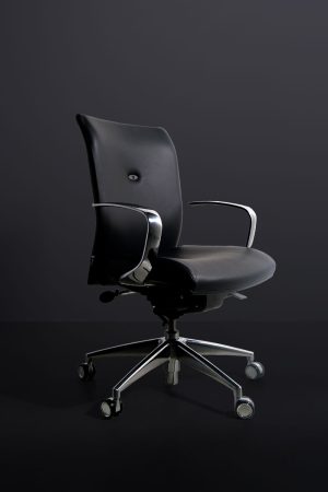 Photo d'un fauteuil de bureau de direction très classe et minimaliste en cuir noir