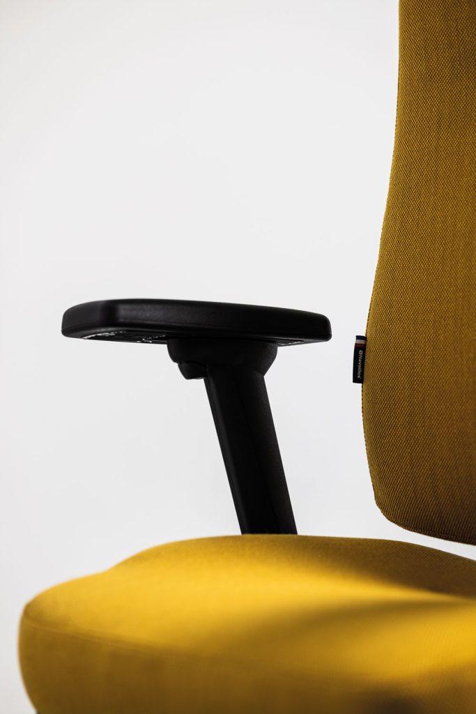 Vue des accoudoirs du fauteuil de bureau tissu King Edgard
