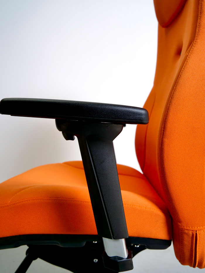 Vus des accoudoirs et de l'assise réglable du fauteuil de bureau ergonomique Lead Ernest made in France en tissu Radio Orange Navailles