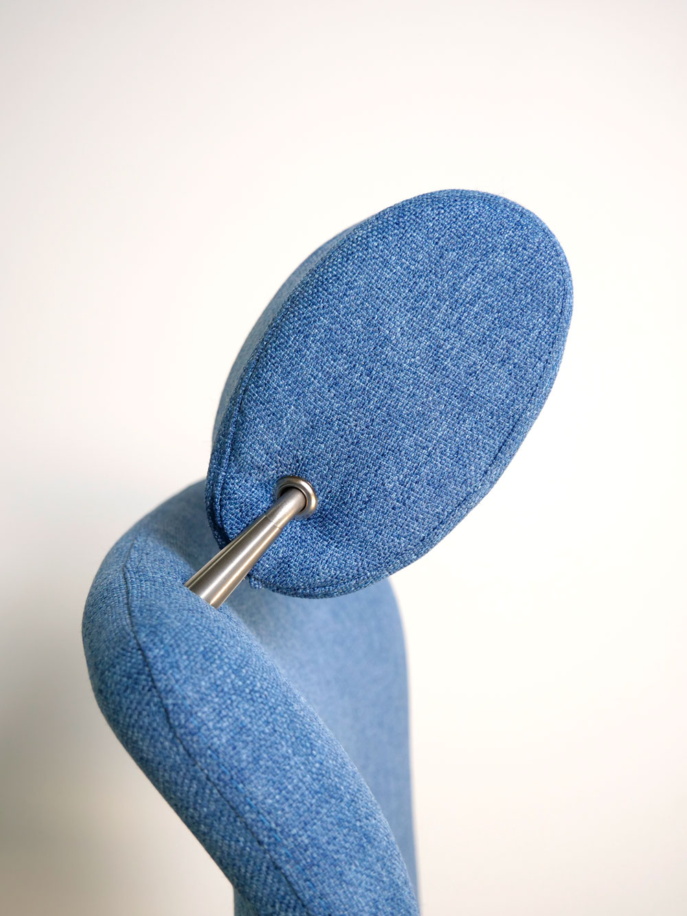 Vus de l'appui tête réglable et du dossier du fauteuil de bureau ergonomique Strong Auguste made in France en tissu medley bleu Navailles