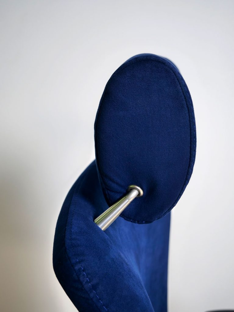 Vus de l'appui-tête réglable et inclinable du fauteuil de bureau ergonomique Strong Auguste en tissu microfibre confort + bleu nuit Navailles