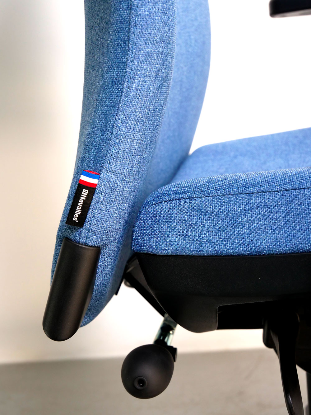 Vus de l'assise réglable et du dossier du fauteuil de bureau ergonomique Strong Auguste made in france en tissu medley bleu Navailles
