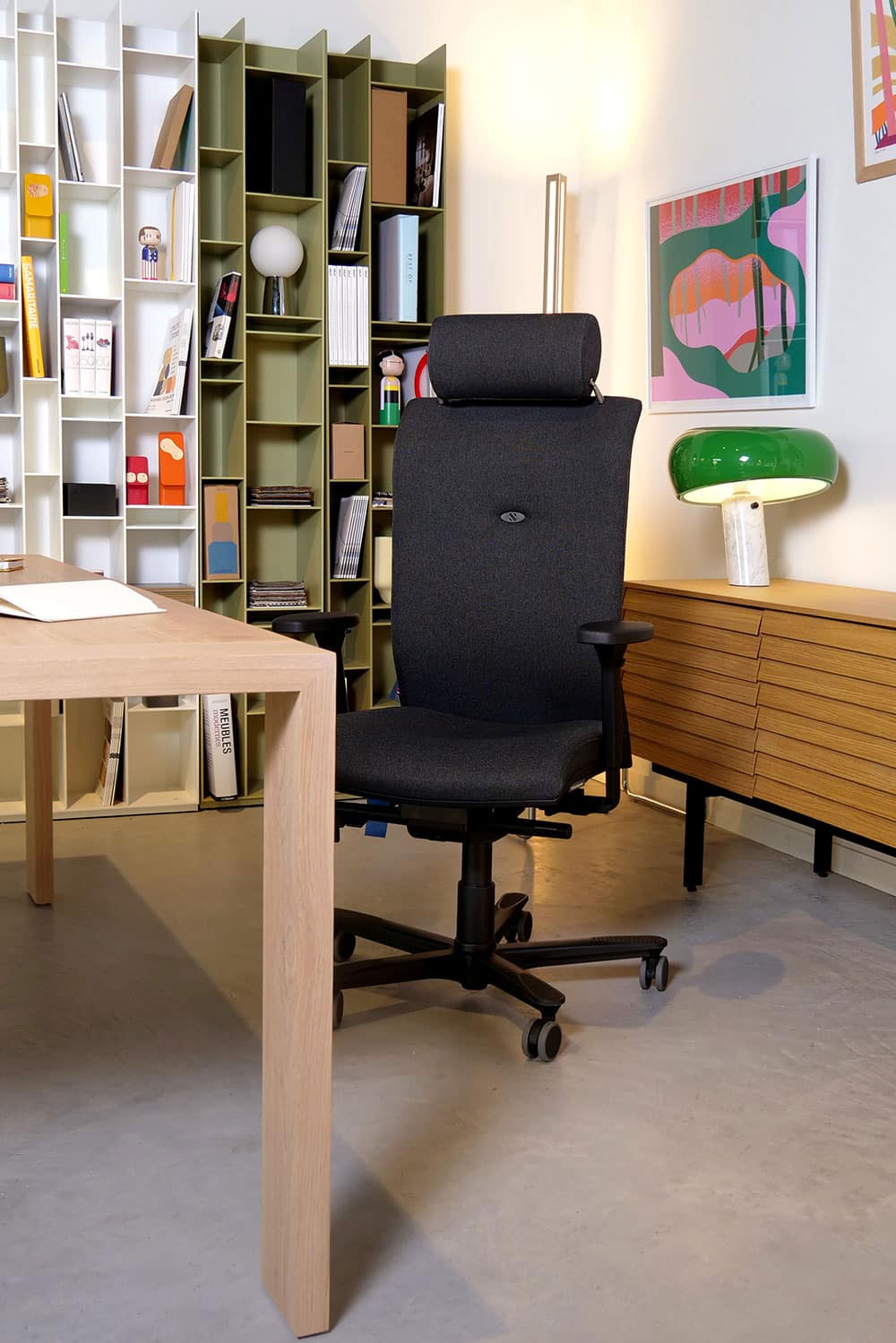 Fauteuil de bureau ergonomique strong auguste noir dans un bureau moderne