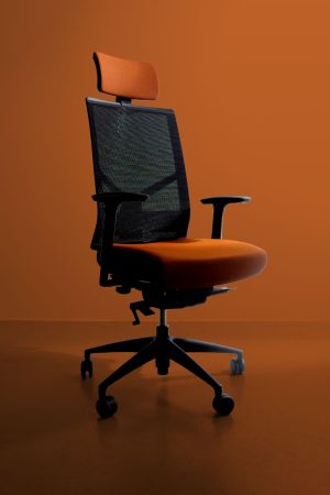 Voici une jolie photo d'un fauteuil de bureau ergonomique respirant et confortable en résille, le modèle Great Marcel est ici présenté en tissu connect orange et en résille goal unito 2D noire