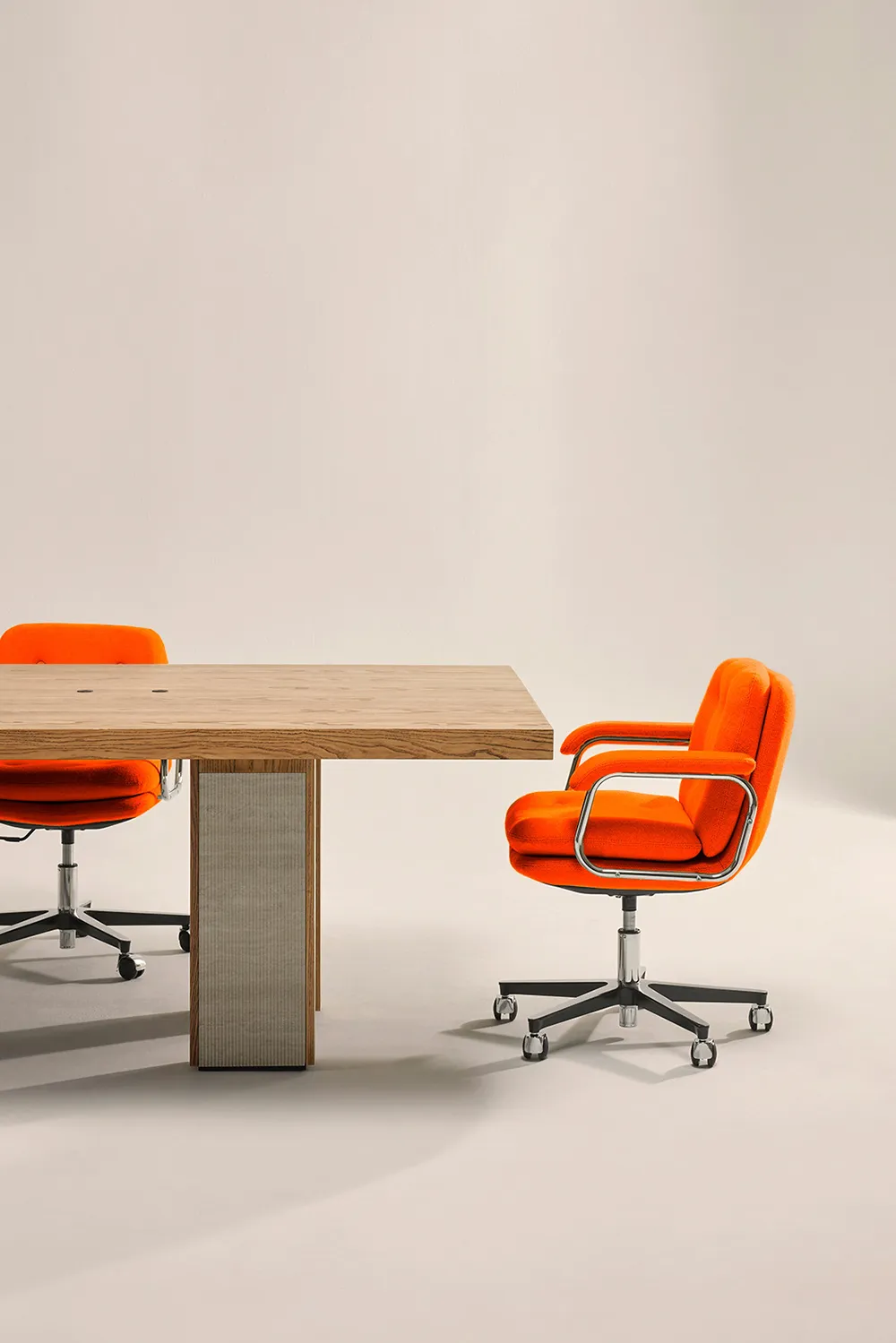 H&eacute;ritage 80, fauteuil de bureau vintage, assise en tissu orange et un petit dossier, con&ccedil;u pour un espace de travail moderne et color&eacute;. Fabrication fran&ccedil;aise, au sein des ateliers Navailles Manufactures.