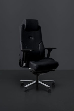 Photo élégante d'un fauteuil de bureau ergonomique Lead Ernest 24/24 en cuir carriat noir