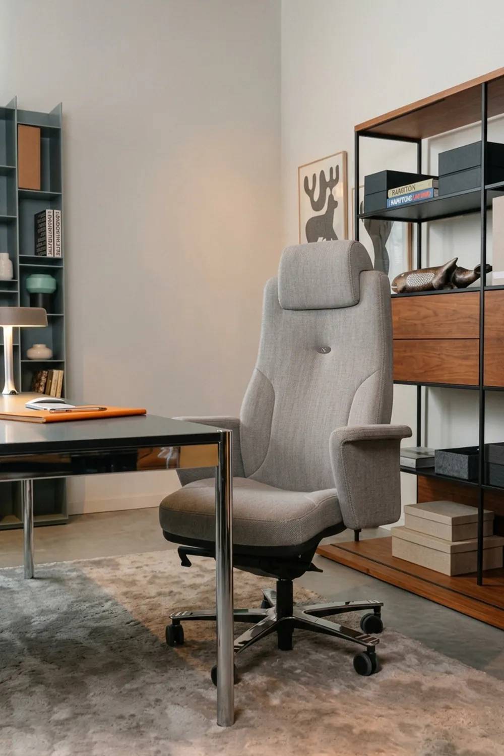 Lead Ernest +, fauteuil de direction en tissu, dans un bureau contemporain. Navailles.