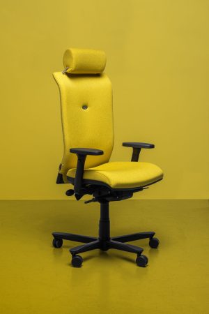 Photo d'un fauteuil de bureau à la pointe de l'ergonomique en tissu medley jaune