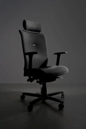Photo d'un fauteuil de bureau à la pointe de l'ergonomique en tissu medley jaune