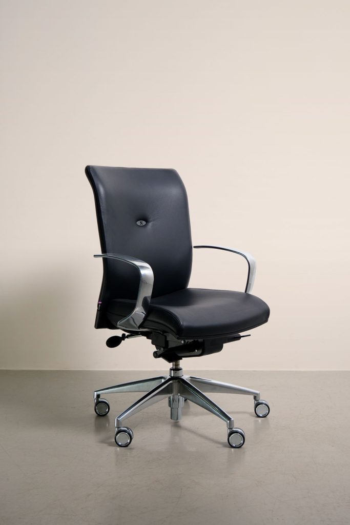 Fauteuil de direction en cuir noir petit dossier Strong Auguste + de trois Quart NAVAILLES