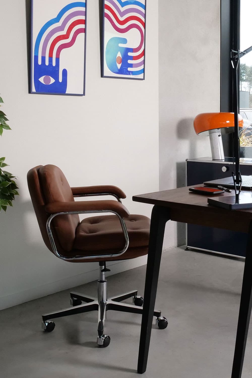 Fauteuil de bureau vintage de chez Navailles héritage 80 petit dossier en cuir. Élégant et luxueux, il apporte de la prestance à votre bureau