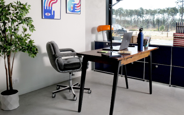 un fauteuil de bureau made in france dans un joli bureau.