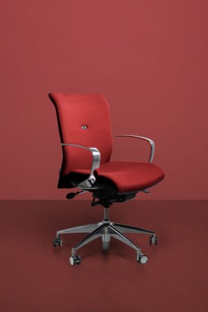 Photo d'un fauteuil de bureau de direction très classe et minimaliste de couleur rouge