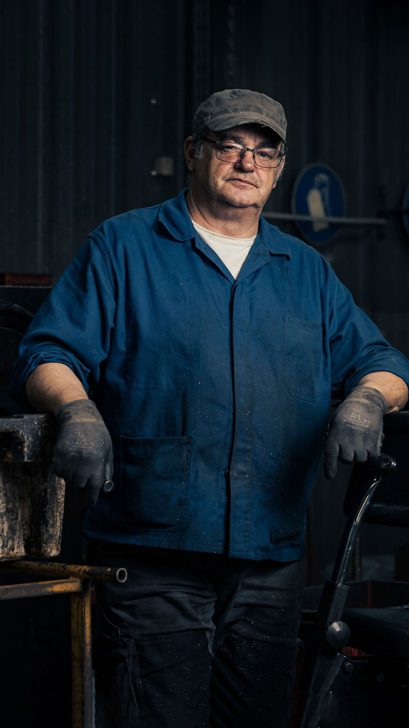 Photo portrait d'un tôlier bureau de la manufacture Navailles qui oeuvre pour la fabrication de chaise de bureau made in france