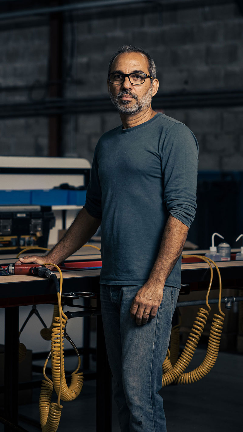 Photo portrait d'un monteur bureau de la manufacture Navailles qui oeuvre pour la fabrication de chaise de bureau made in france