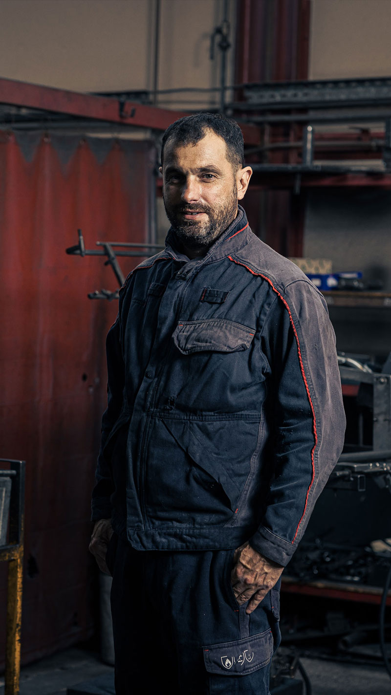 Photo portrait d'un artisan tôlerie bureau de la manufacture Navailles qui oeuvre pour la fabrication de chaise de bureau made in france