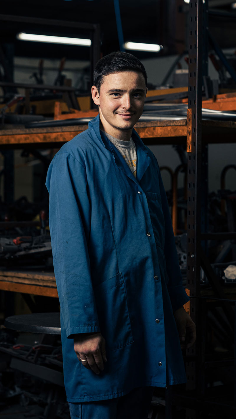 Photo portrait d'un artisan soudeur bureau de la manufacture Navailles qui oeuvre pour la fabrication de chaise de bureau made in france