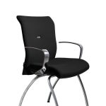 Chaise visiteur en tissu polyester polyester recyclé noire Strong Auguste 4 pieds