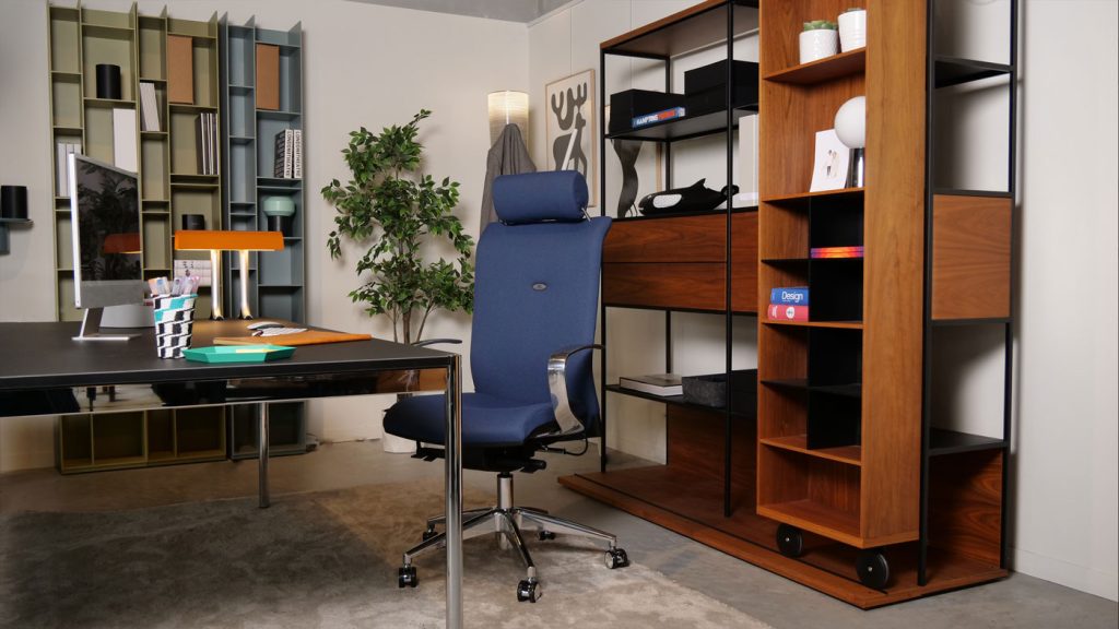 bureau de direction au style modèrne avec une chaise de bureau made in france strong auguste plus en tissu cura bleu