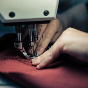 couturières en train de piquer un revêtement en tissu pour la fabrication d'un fauteuil de bureau tissu