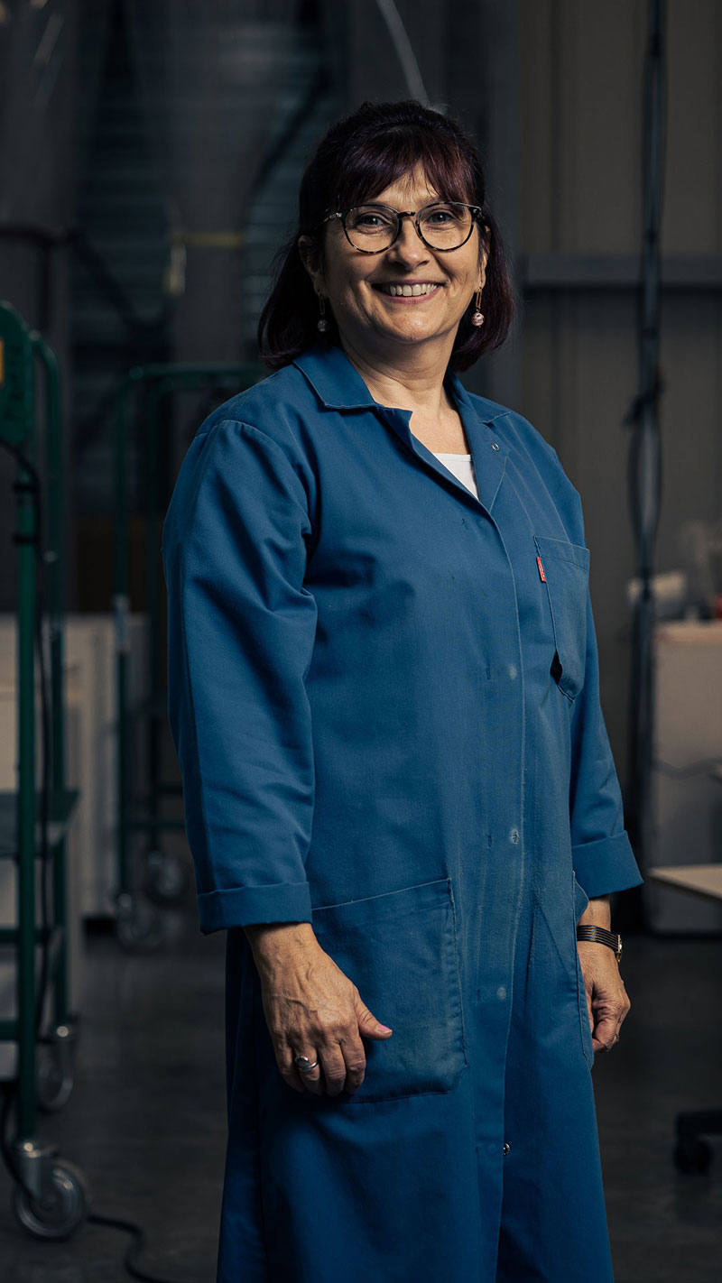 Photo portrait d'une couturière bureau de la manufacture Navailles qui oeuvre pour la fabrication de chaise de bureau made in france