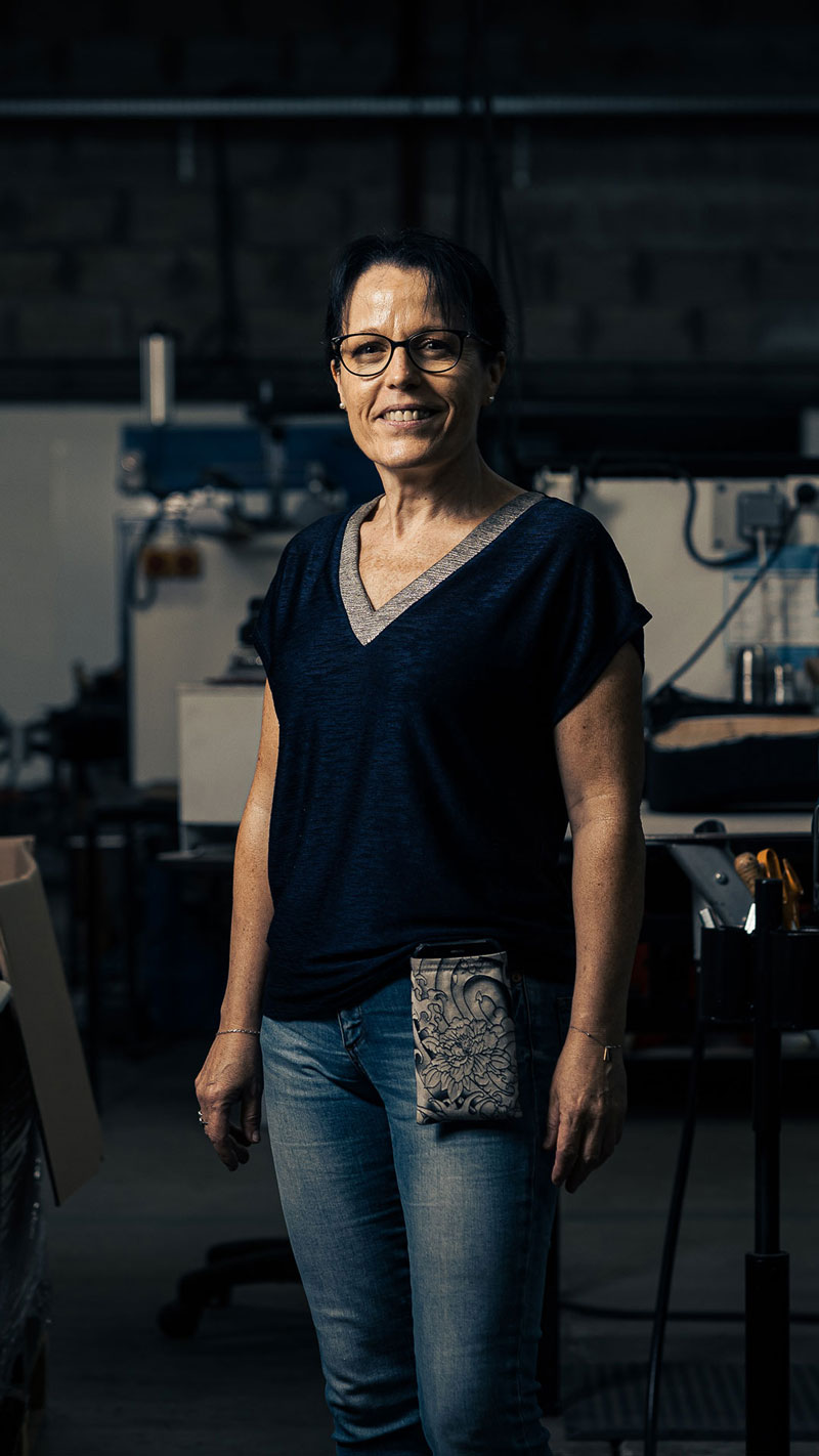 Photo portrait de la responsable montage bureau de la manufacture Navailles qui oeuvre pour la fabrication de chaise de bureau made in france