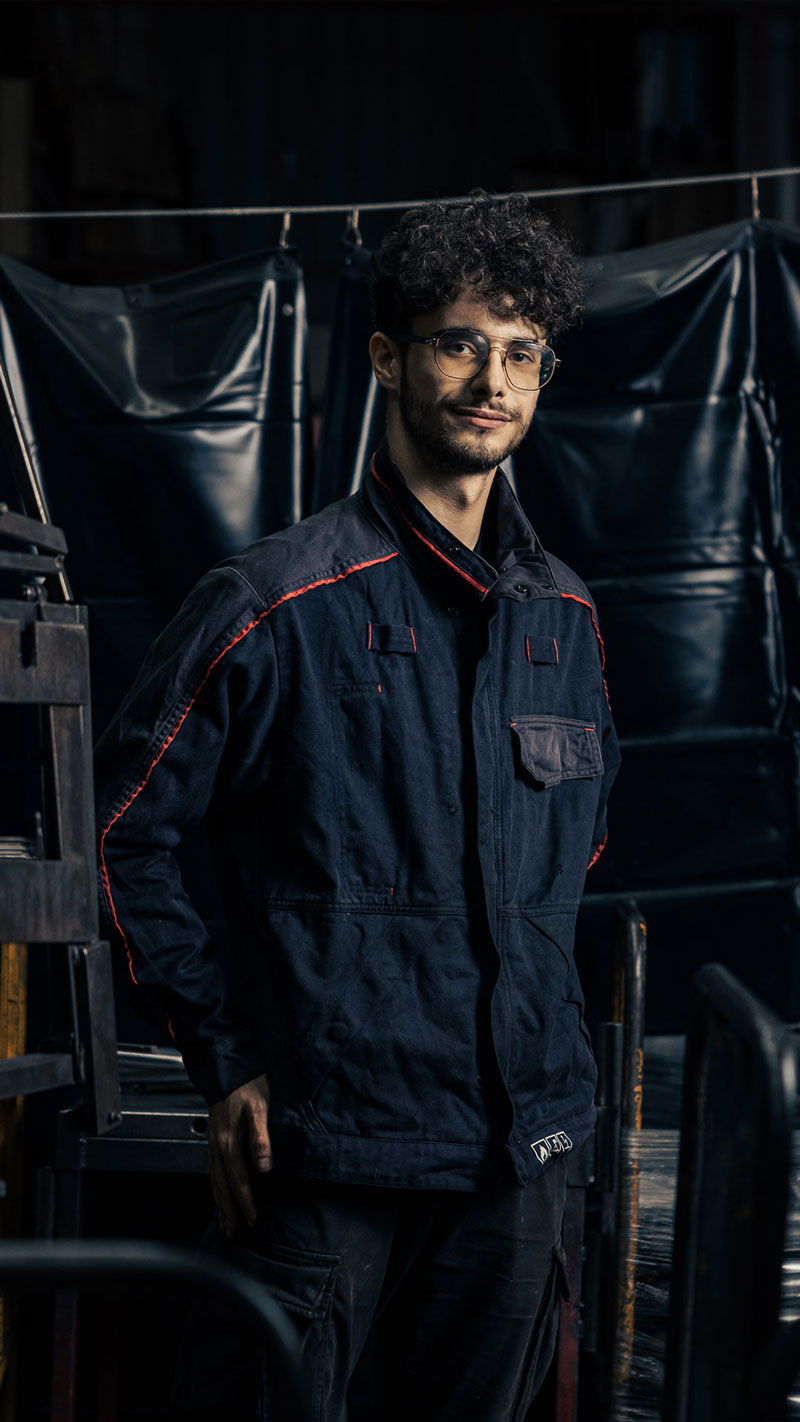 Photo portrait soudeur bureau de la manufacture Navailles qui oeuvre pour la fabrication de chaise de bureau made in france