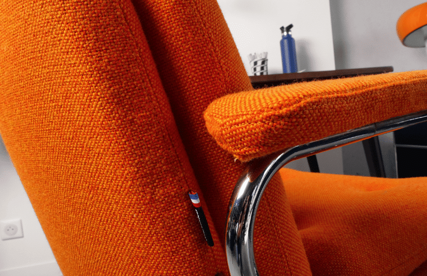 vue de trois quart dos fauteuil bureau vintage laine hallingdal orange