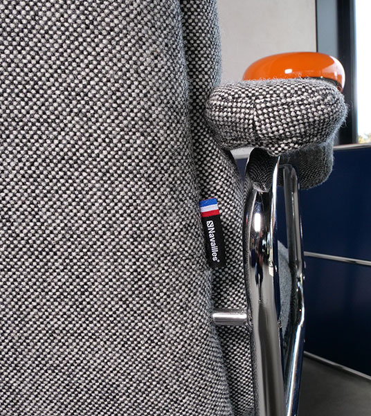 vue de dos etiquettes bleu blanc rouge fauteuil de bureau vintage heritage 80 de Navailles