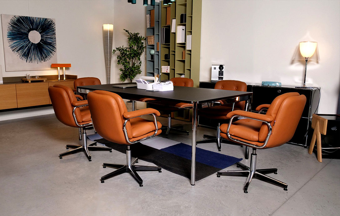 salle de reunion moderne avec fauteuil vintage en cuir de chez Navailles