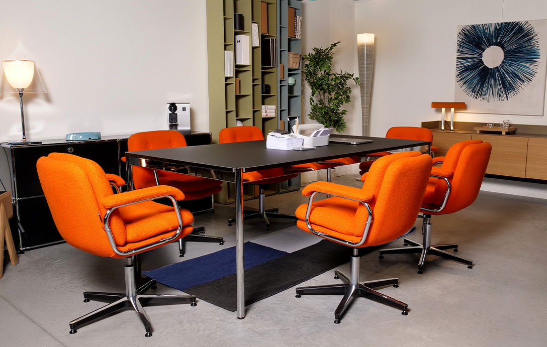 Salle de réunion colorée avec fauteuil de réunion vintage en laine hallingdal orange
