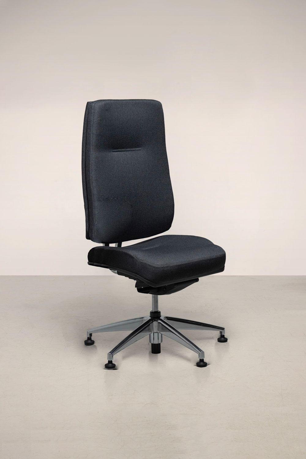 Fauteuil de réunion en tissu noir King Edgard de trois Quart NAVAILLES