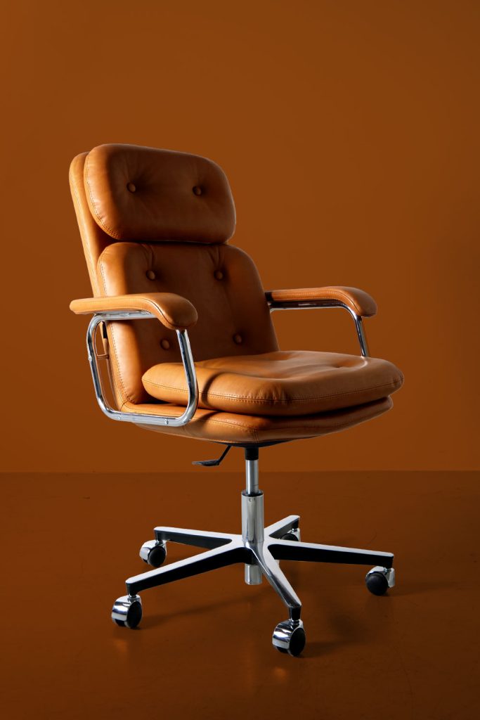 Voici notre fauteuil de direction haut de gamme vintage et made in France en cuir marron; héritage 80