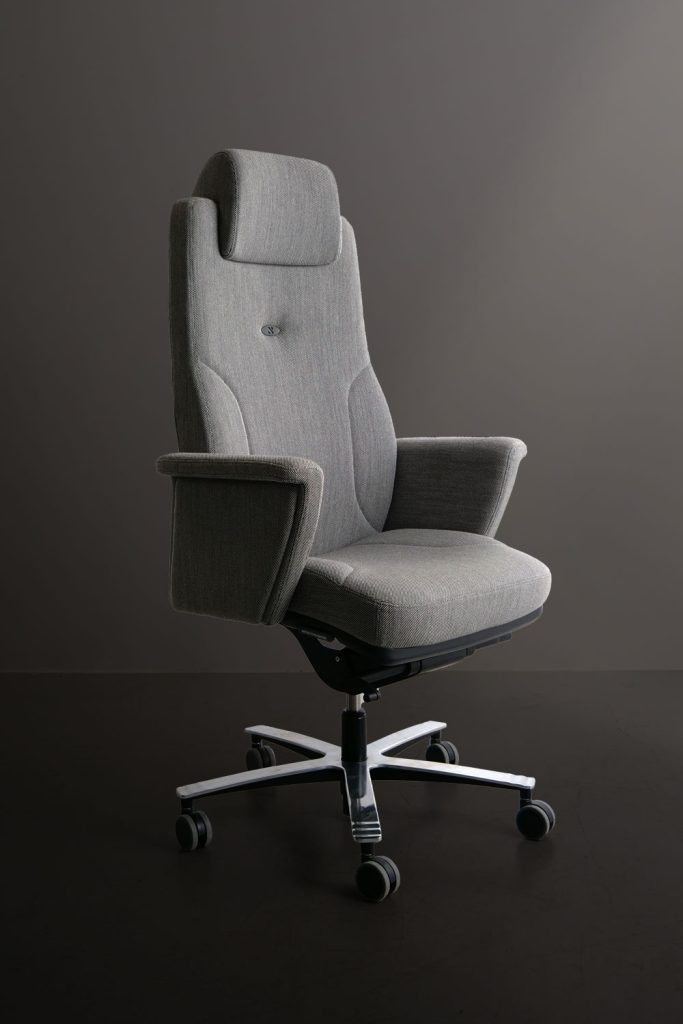 Voici une photo du Lead Ernest +, notre fauteuil de direction en tissu Steel cut trio et made in France !  