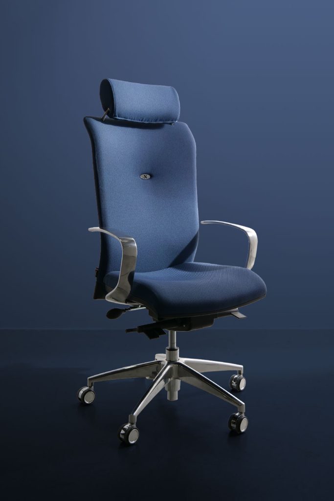 Voici notre fauteuil de direction haut de gamme en tissu bleu, le Strong Auguste + grand dossier fabriqué en France ! 